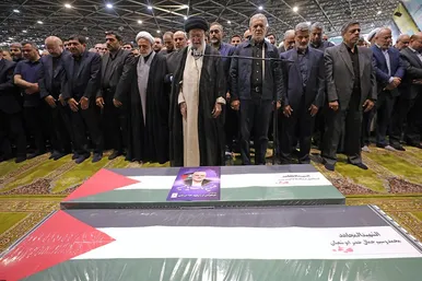 عکس‌هایی از اقامه نماز رهبر انقلاب بر پیکر مجاهد بزرگ شهید اسماعیل هنیه
