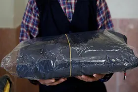 توزیع ۱۰۰ دست کاپشن بین دانش&zwnj;آموزان مدارس حاشیه شهر مشهد
