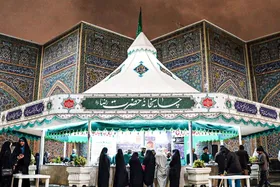 ویدئو | پذیرایی خادمان چایخانه حرم رضوی از زائران در شب عید غدیر