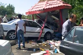 برخورد شدید پژو پارس با دکه مطبوعات در بلوار وکیل آباد مشهد