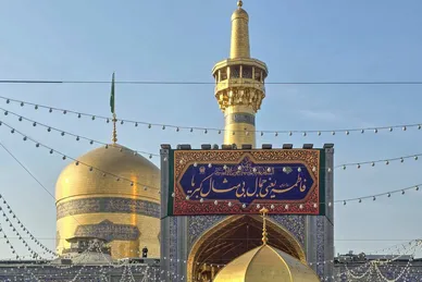 گزارش تصویری | نصب کتیبه‌های ولادت حضرت زهرا(س) در حرم امام‌رضا(ع)