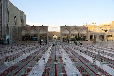 توزیع افطاری در باب الکاظم حرم مطهر رضوی