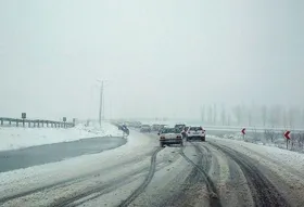 برف و باران میهمان جاده&zwnj;های خراسان رضوی | لغزندگی معابر تردد وسایل نقلیه را کند کرده است (۲۸ دی ۱۴۰۳)