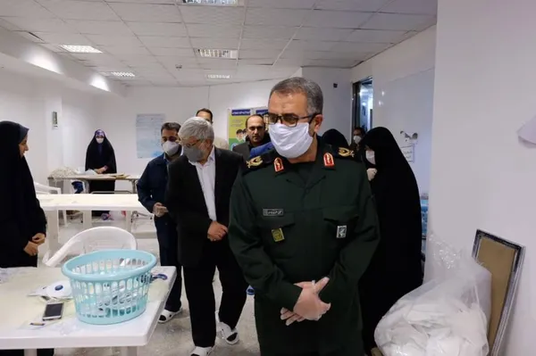 بازدید مسئولان شهری و نظامی از کارگاه‌های تولید ماسک شهرداری مشهد
