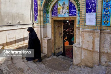 خانمی پس از پایان مراسم روضه در حال خارج شدن از حسینیه است