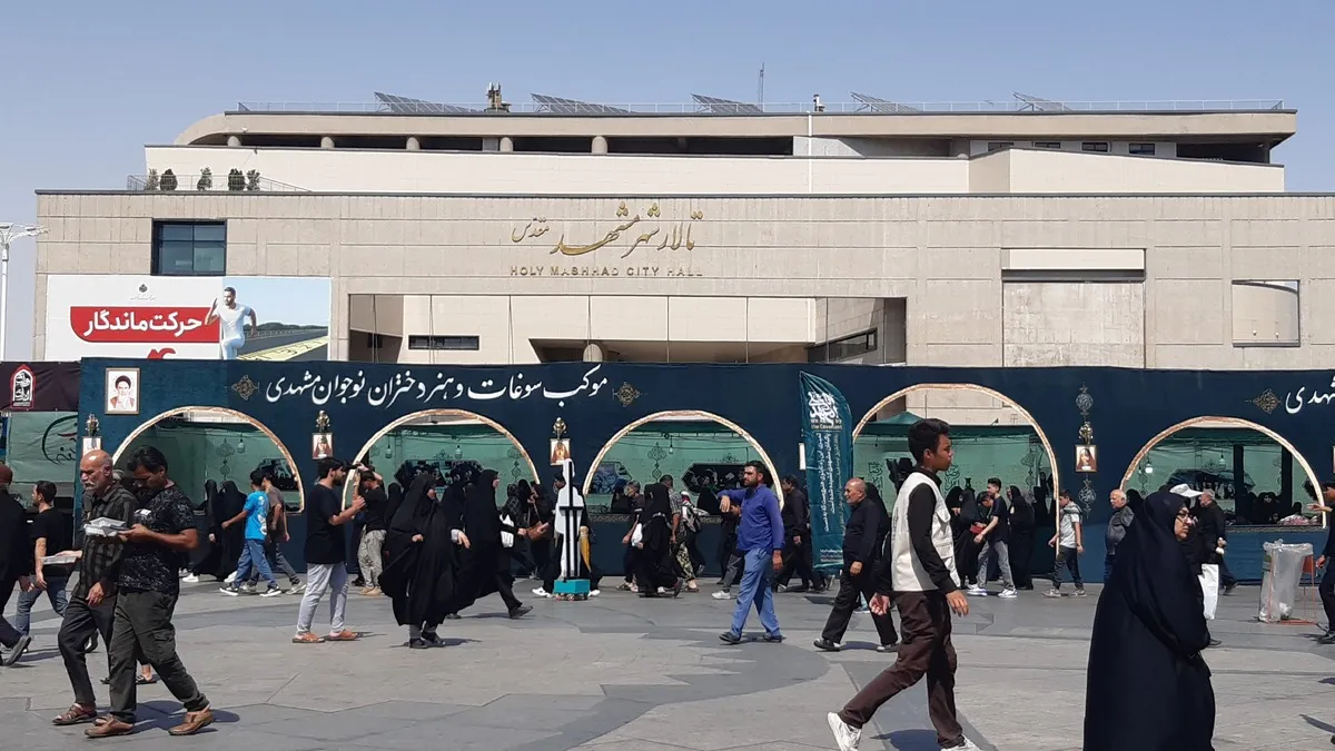 فعالیت موکبی در عرصه میدان شهدا ویژه دختران علاقه‌مند به سوغات رضوی