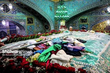 مراسم تعویض پرچم گنبد و پوش ضریح حرم مطهر ثامن الحجج (ع)