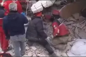 ویدئو | لحظه حادثه دردناک برای امدادرسانان به زلزله &lrm;زدگان ترکیه