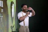 معین زد، خواننده: نام وطن هميشه وطن خواهد ماند + عکس