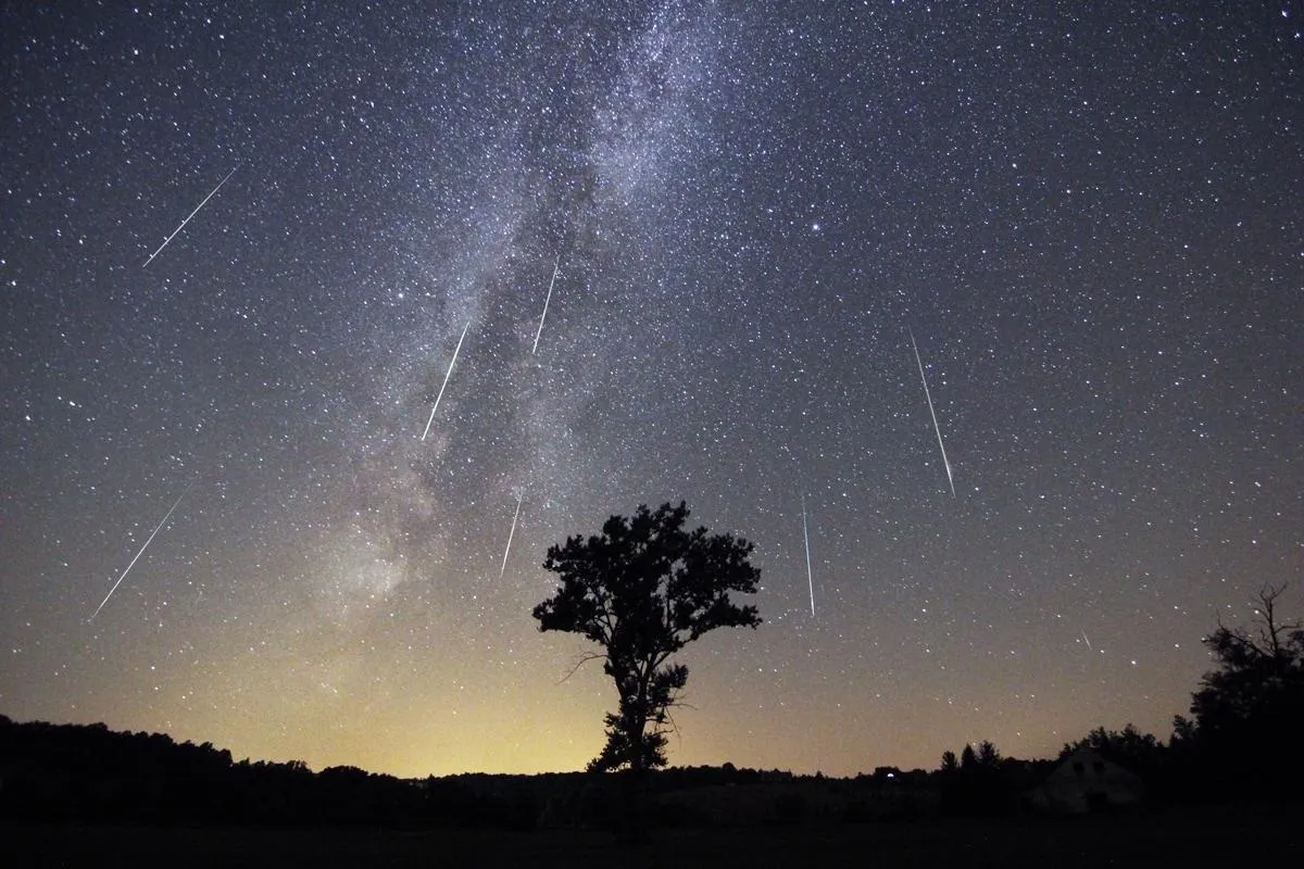 راهنمای تماشای بارش شهابی برساوُشی ۲۰۲۶ (۲۱ و ۲۲ مرداد ۱۴۰۵) + بهترین ساعت رصد