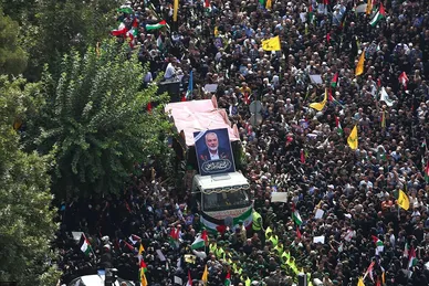 عکس‌هایی از اقامه نماز رهبر انقلاب بر پیکر مجاهد بزرگ شهید اسماعیل هنیه