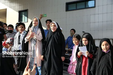 اجرای سرود «سلام فرمانده» با حضور دهه هشتادی و نودی ها در عرصه میدان شهدا مشهد