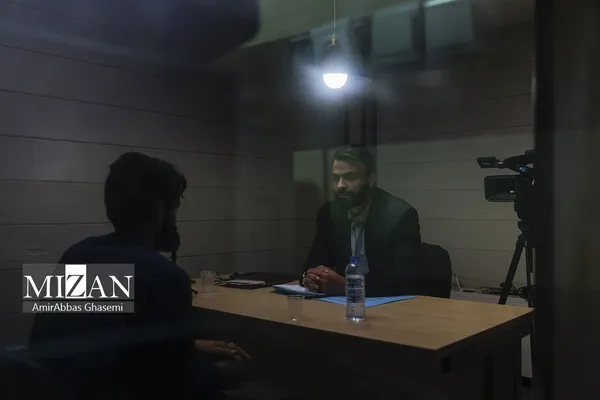 اولین تصاویر از متهمان پرونده قتل داریوش مهرجویی در جلسات بازپرسی + عکس سلاح سرد قاتلان