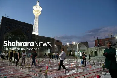 توزیع افطاری در باب الکاظم حرم مطهر امام رضا(ع)