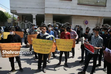 تجمع دانش‌آموزان مشهدی مقابل کنسولگری افغانستان در مشهد
