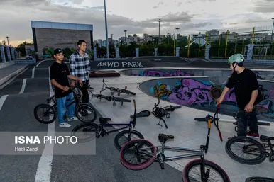 گزارش تصویری | ورزش‌های خیابانی؛ دوچرخه سواری BMX در جنوب تهران