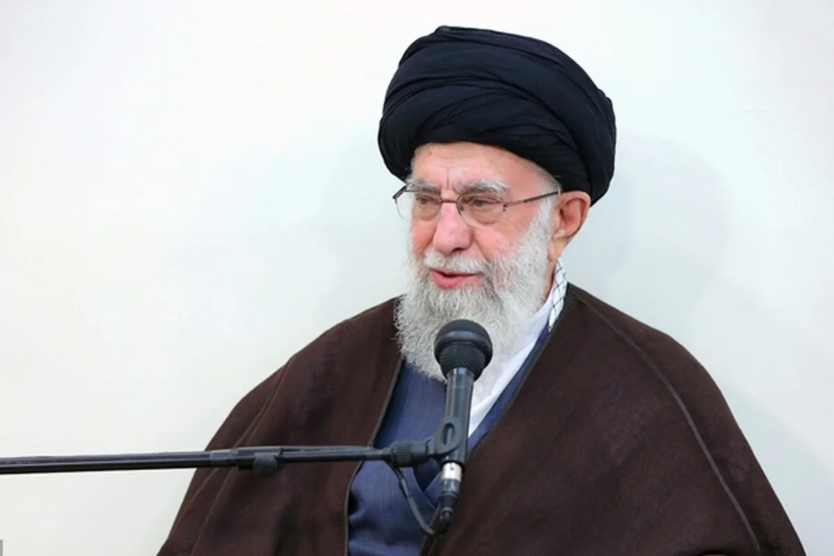 حضور رهبر معظم انقلاب در منزل رئیس‌ جمهور شهید، آیت الله رئیسی + عکس
