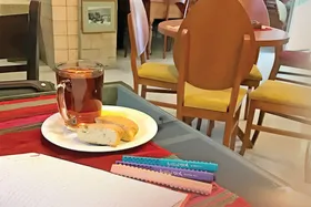 خواندن کتاب مهم&zwnj;تر است یا خوردن و نوشیدن؟ | یک مطالعه ناآرام در کافه کتاب های مشهد
