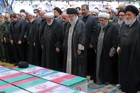 عکس&zwnj;هایی از اقامه نماز رهبر انقلاب بر پیکر رئیس&zwnj;جمهور شهید و همراهان گرامی ایشان