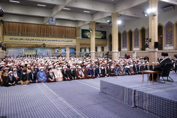 رهبر معظم انقلاب: در مقابل شمشیر‌های خون‌ریز تبلیغات دشمنان، تبلیغ را اولویت اول بدانیم | غفلت از تبلیغ ما را دچار استحاله فرهنگی می‌کند + فیلم و عکس