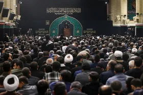 آخرین شب عزاداری شهادت حضرت زهرا (س) در حسینیه امام خمینی (ره) برگزار شد (۴ آذر ۱۴۰۴)