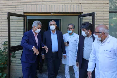 بازدید وزیر بهداشت از شرکت سرم‌سازی ثامن مشهد