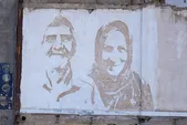 ترسیم چهره‌های قدیمی بر دیوارهای فرسوده محله آبکوه مشهد | استفاده از تکنیک کنده‌کاری برای نخستین بار در کشور
