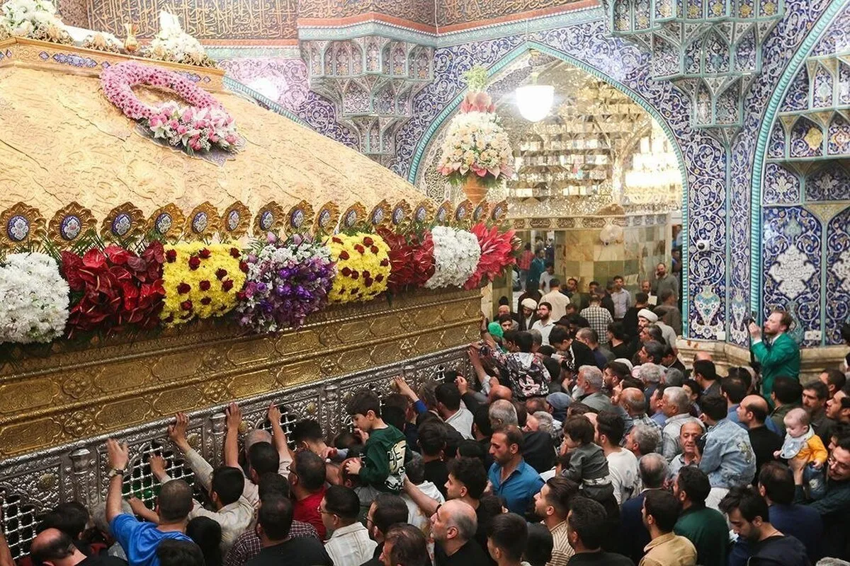 ضریح مطهر حرم حضرت معصومه (س) با گل‌های رضوی آراسته شد (۲۹ فروردین ۱۴۰۵)