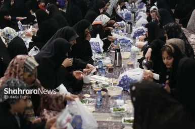 عکس| سفره افطار در حرم مطهر رضوی در شب میلاد امام حسن مجتبی(ع)