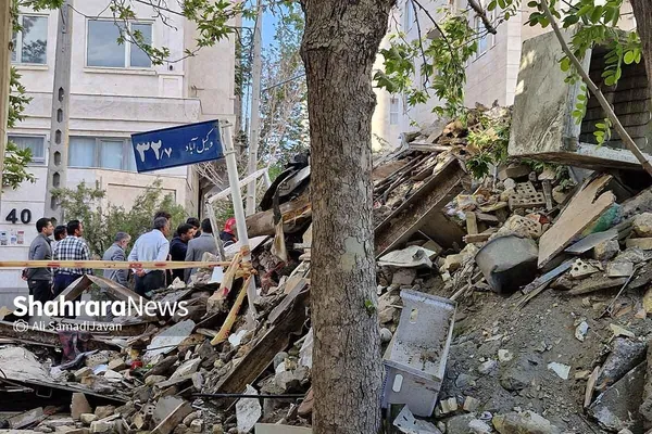 ریزش مرگبار ساختمان در مشهد | بیش از ۲۴ ساعت عملیات تجسس برای نجات محبوس شدگان زیر آوار + عکس و فیلم