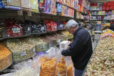 بازار مشهد در آستانه شب یلدا