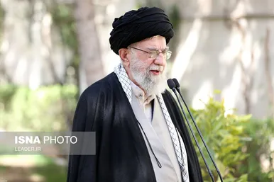 گزارش تصویری کاشت سه اصله نهال میوه توسط مقام معظم رهبری