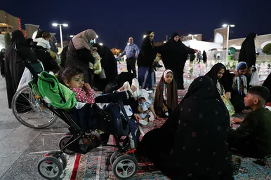 توزیع افطاری در باب الکاظم حرم مطهر رضوی