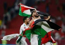 پرچم فلسطین روی دستان الجزایری&zwnj;ها+عکس