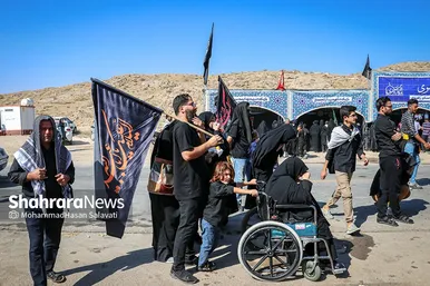 زائران پیاده در مسیر حرم مطهر رضوی