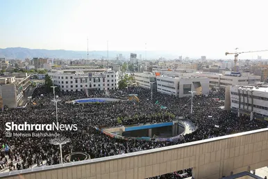 اجرای سرود «سلام فرمانده» با حضور دهه هشتادی و نودی ها در عرصه میدان شهدا مشهد