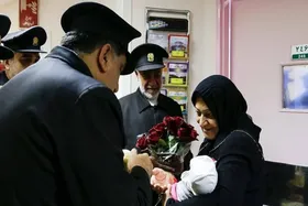 اقامه اذان در گوش نوزادان توسط خدام حرم امام رضا(ع) در دهه کرامت