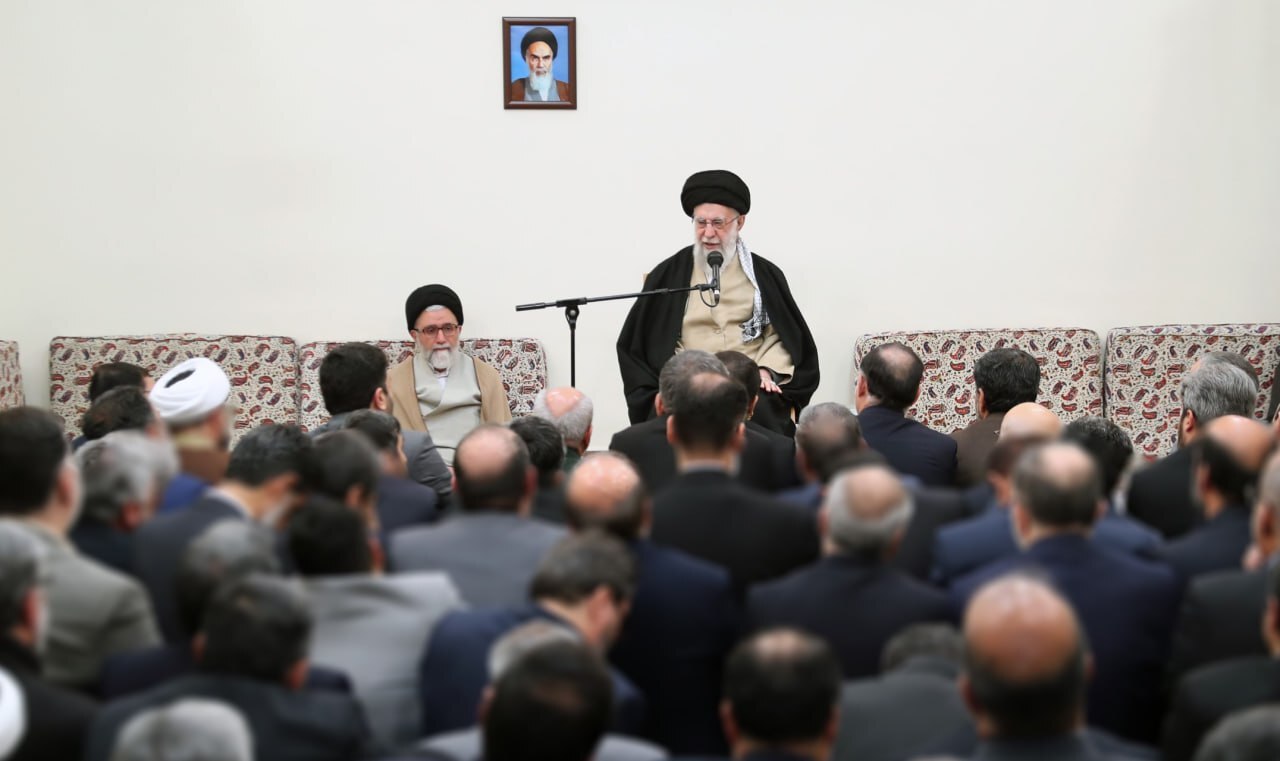 رهبر معظم انقلاب در دیدار وزیر، معاونان و مدیران وزارت اطلاعات: تنها راه‌حل مشکلات، پایبندی به مبانی انقلاب است +فیلم و عکس