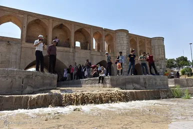 جاری شدن آب در زاینده رود