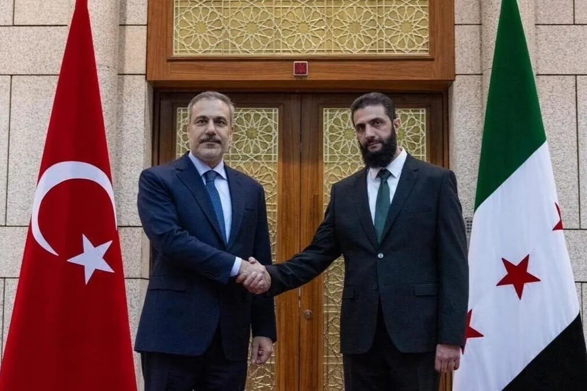 ویدئو| محمد الجولانی با کت و شلوار و کراوات با وزیر خارجه ترکیه دیدار کرد
