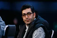 فرزاد حسنی روی صحنه تئاتر می‌رود