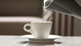 نوشیدن آب گرم ناشتا و فواید باورنکردنی آن!