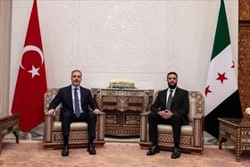 ویدئو| گردش شبانه و قهوه نوشی وزیر خارجه ترکیه و ابومحمد الجولانی در دمشق