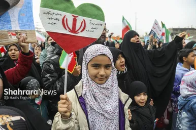 گزارش تصویری |نسل امروز، قلم به دست؛ راهپیمایی ۲۲ بهمن به روایت دست‌های کوچک و آرزوهای بزرگ
