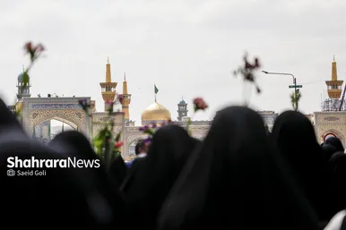 گزارش تصویری | آیین گلباران حرم امام‌رضا(ع) در نخستین روز دهه کرامت ۱۴۰۴