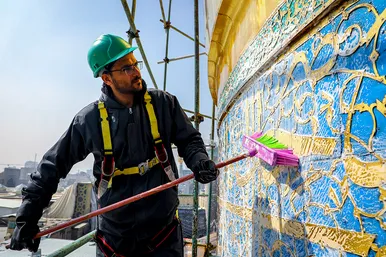 شست و شوی گنبد منور رضوی در آستانه سال نو و ماه مبارک رمضان