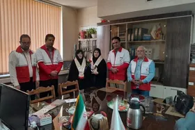 اهدای ۲۵ سکه توسط مادر و همسر شهیدان غفاری&zwnj;دوست برای کمک به جبهه مقاومت
