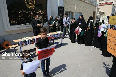 تجمع دانش‌آموزان مشهدی مقابل کنسولگری افغانستان در مشهد