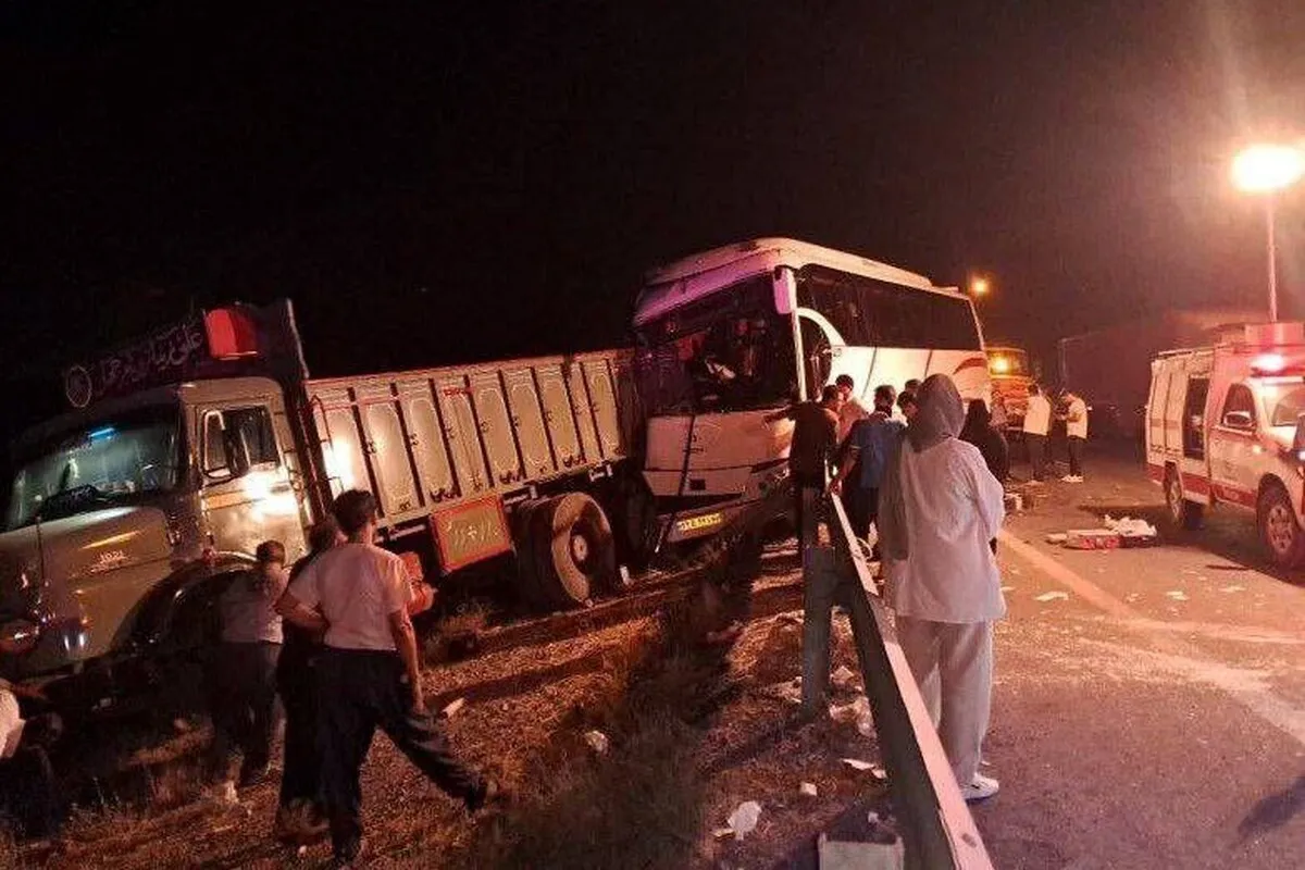 جزئیات سانحه تصادف اتوبوس با کامیون با ۲۸ مصدوم در محور مشهد-مُلک‌آباد