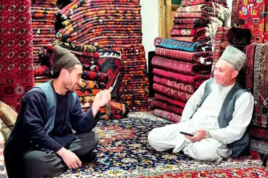گلیم‌های رنگارنگ بازار میمنه در فاریاب افغانستان